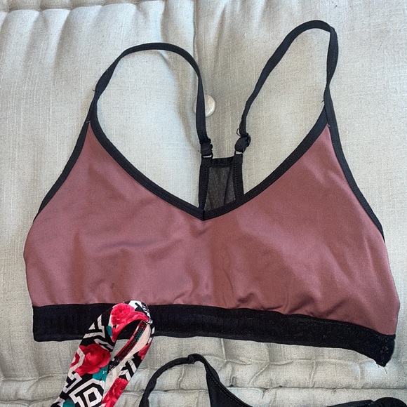 Guc lot of large pink brand sports bras tons of life left - Picture 5 of 7
